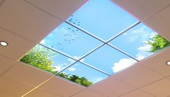 Verlichte wolkenlucht aan het plafond de nieuwste LED technologie.