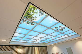 compact vervoer optocht Verlichte wolkenlucht aan het plafond met de nieuwste LED technologie.
